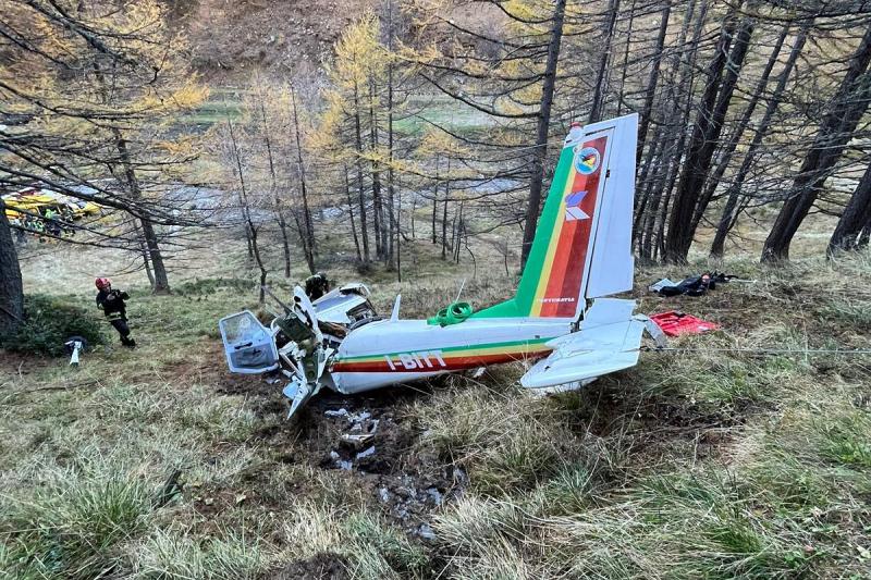 Cade aereo da turismo, tre persone al pronto soccorso