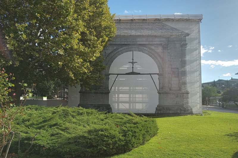 L'Arco d'Augusto riappare sopra i ponteggi