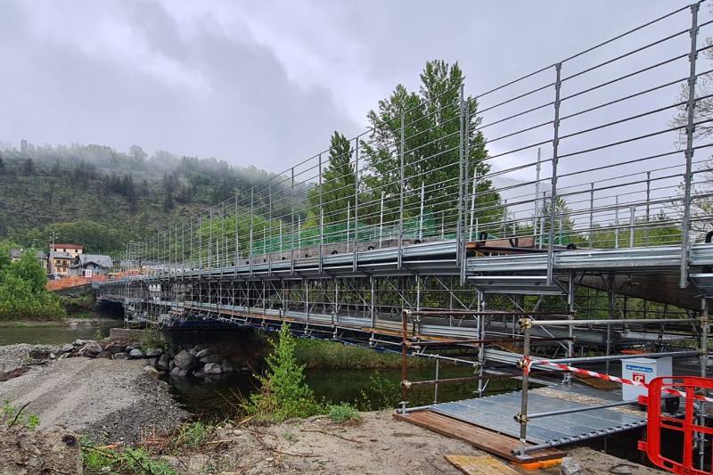 Una fase dei lavori sul ponte