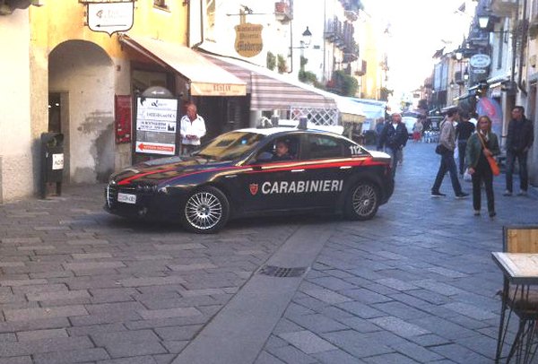 Spinta a terra e rapinata nel centro di Aosta