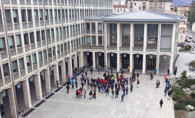 Manifestazione in piazza Deffeyes