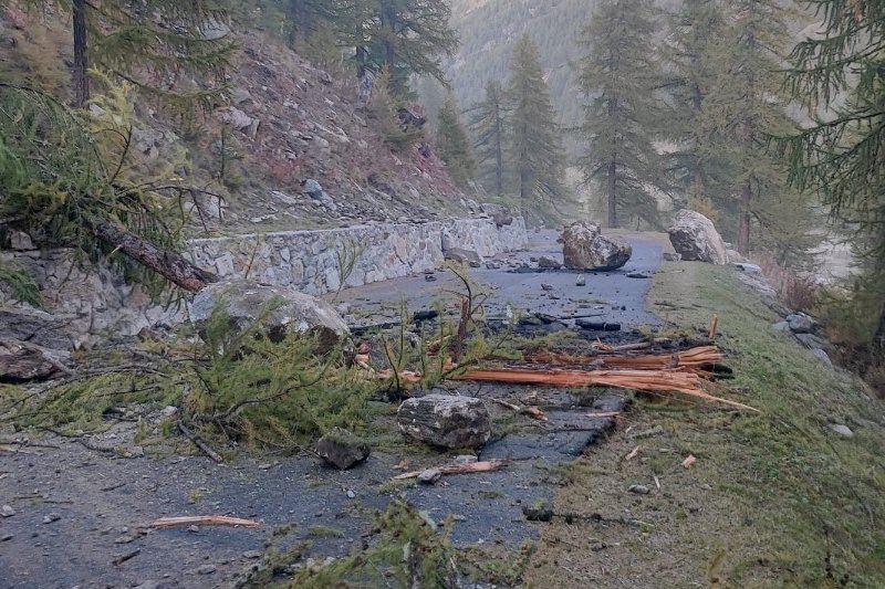 Massi sulla SR di Valsavarenche, chiusa la strada