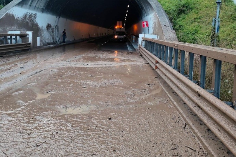 Colata di fango sulla A5, autostrada chiusa per diverse ore