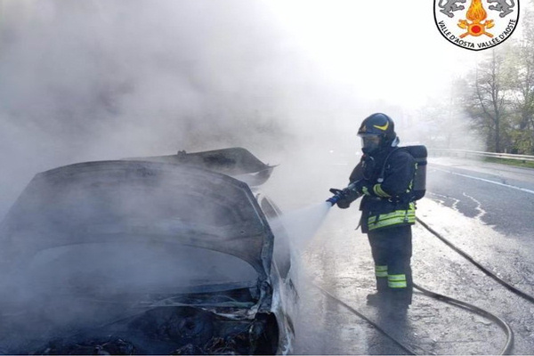 Auto prende fuoco ad Antey, illesi gli occupanti