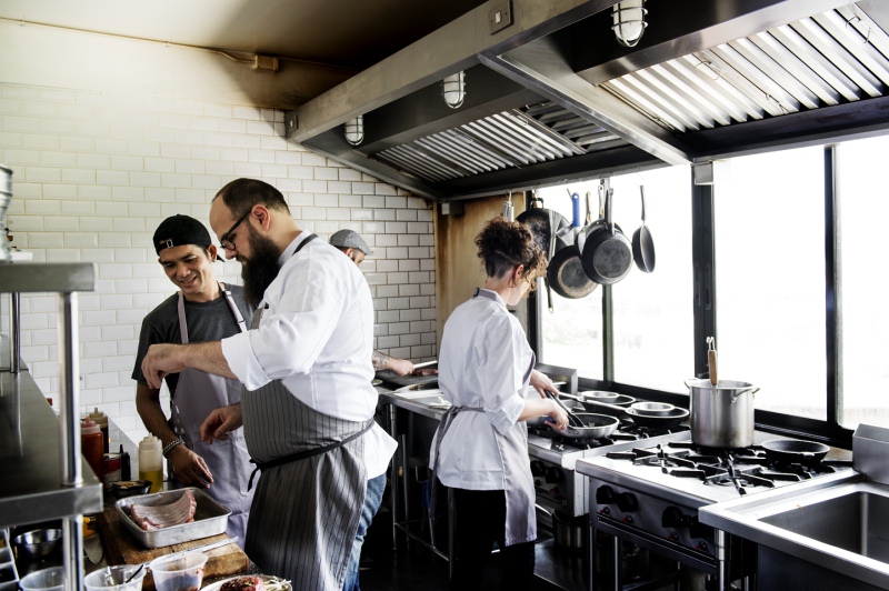 Come strutturare l’angolo lavapiatti in una cucina professionale